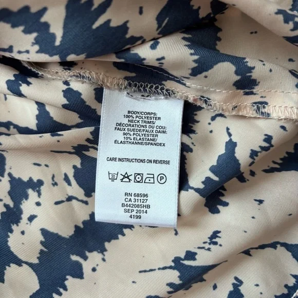 ⭐️⭐️⭐️DKNYC blue and cream abstract print blouse size Small - Picture 5 of 8